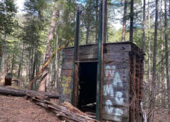 The Bigfoot Trap is located in Rogue River–Siskiyou National Forest, near Upper Applegate Road, Applegate, Oregon. To reach it, you can start at Hart-Tish Park, cross Upper Applegate Road, and follow the Collings Mountain Trail for about 0.75 miles.