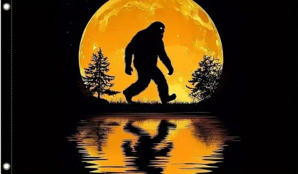 2D Door Banner 1pc Bigfoot Silhouette Moonlight Garden Flag - Durable Polyester, Weather-Resistant Outdoor Decor for Yards, Patios & Homes, No Power Required, Mystical Forest Theme with Full Moon & Pine Trees Design, Camping Flags